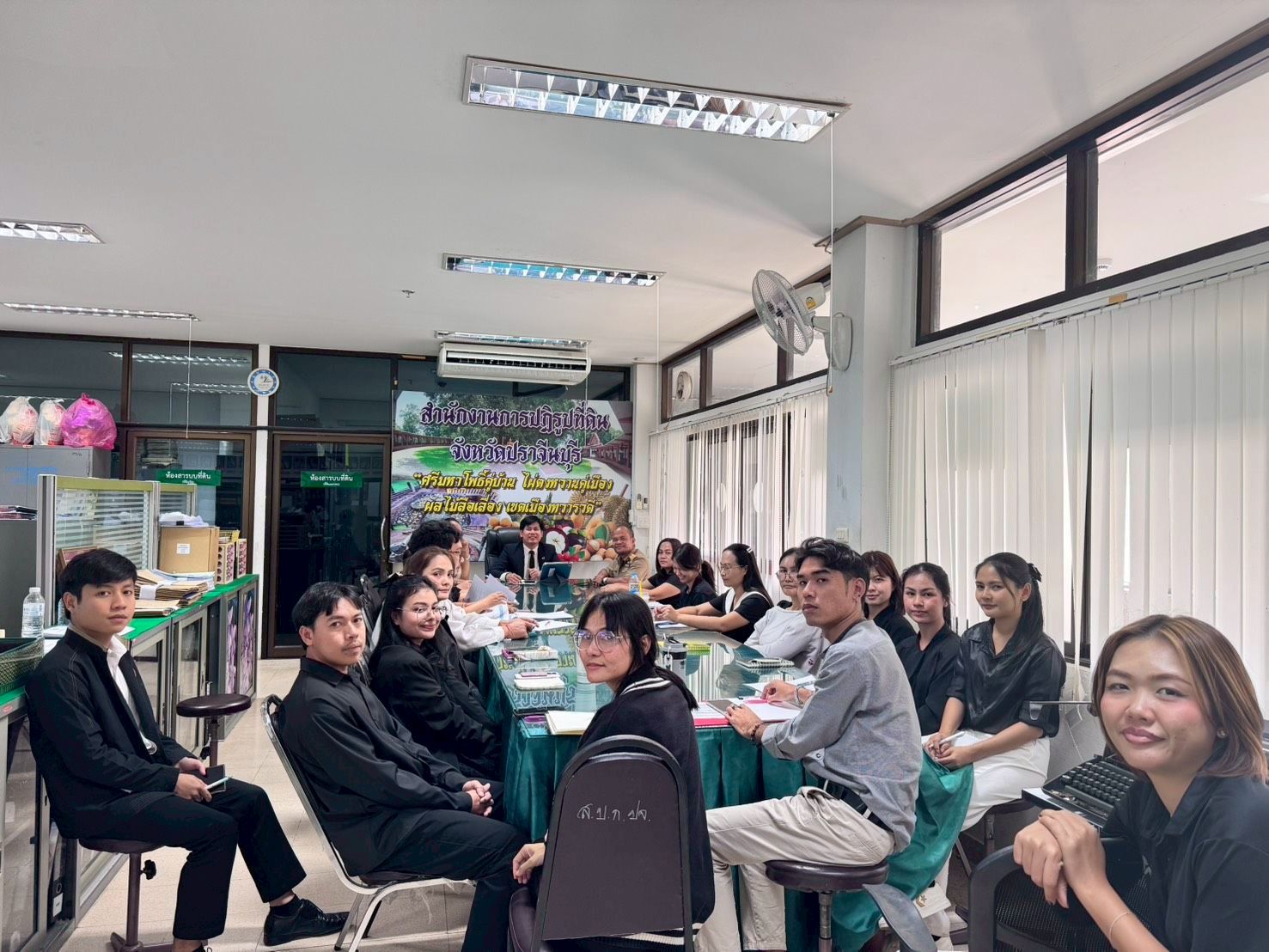 title - วันที่ 19 มกราคม 2568 เวลา 13.00 น. นายวิทูล ประดิษฐบุญ ปฏิรูปที่ดินจังหวัดปราจีนบุรี พร้อมด้วยเจ้าหน้าที่  ทุกกลุ่ม/ฝ่าย  เข้าร่วมประชุมสำนักงาน ประจำเดือนมกราคม และมอบนโยบาย  ขับเคลื่อนงานตามนโยบายประจําปีงบประมาณ 2569 พร้อมทั้ง ต้อนรับสมาชิกใหม่ 